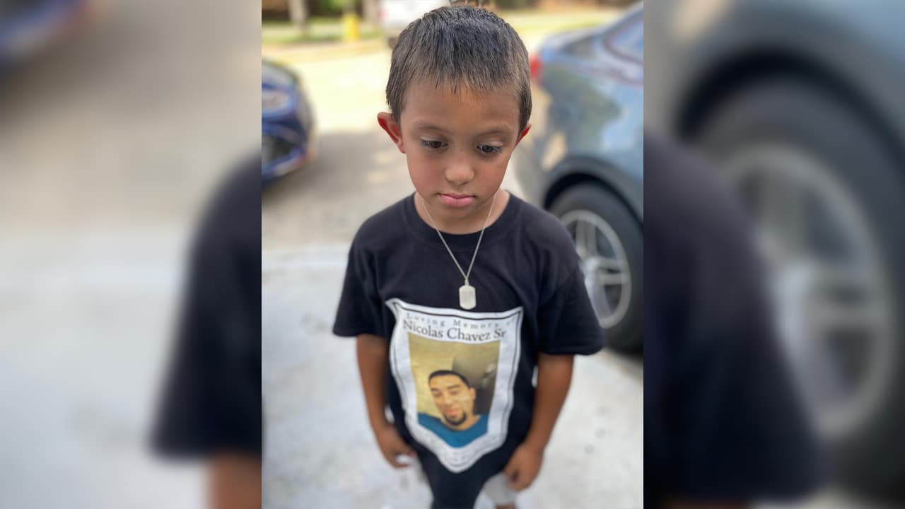 Su hijo era muy apegado a su padre y aún no comprende porque ya no está con vida.