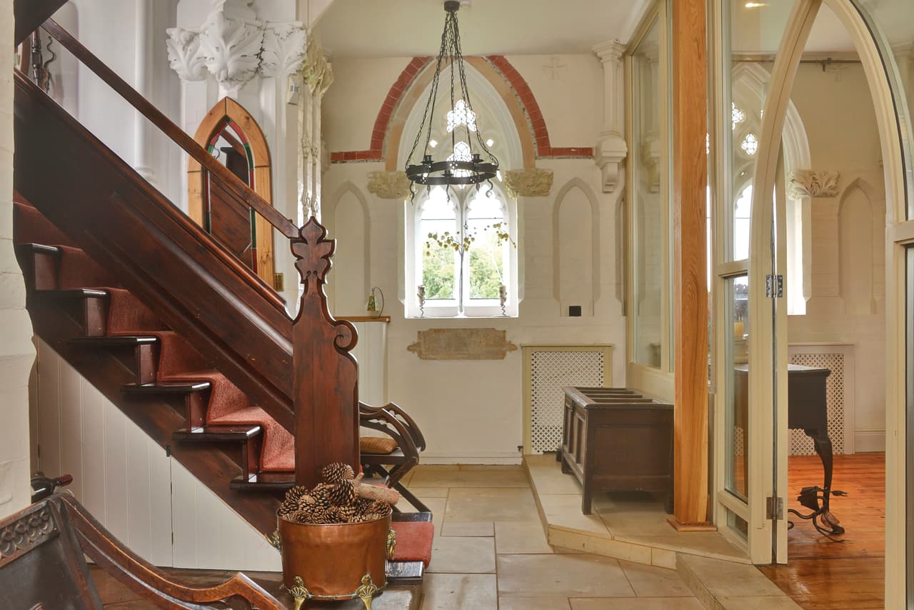 La casa se encuentra en una antigua iglesia en Cold Hansworth, Lincolnshire.