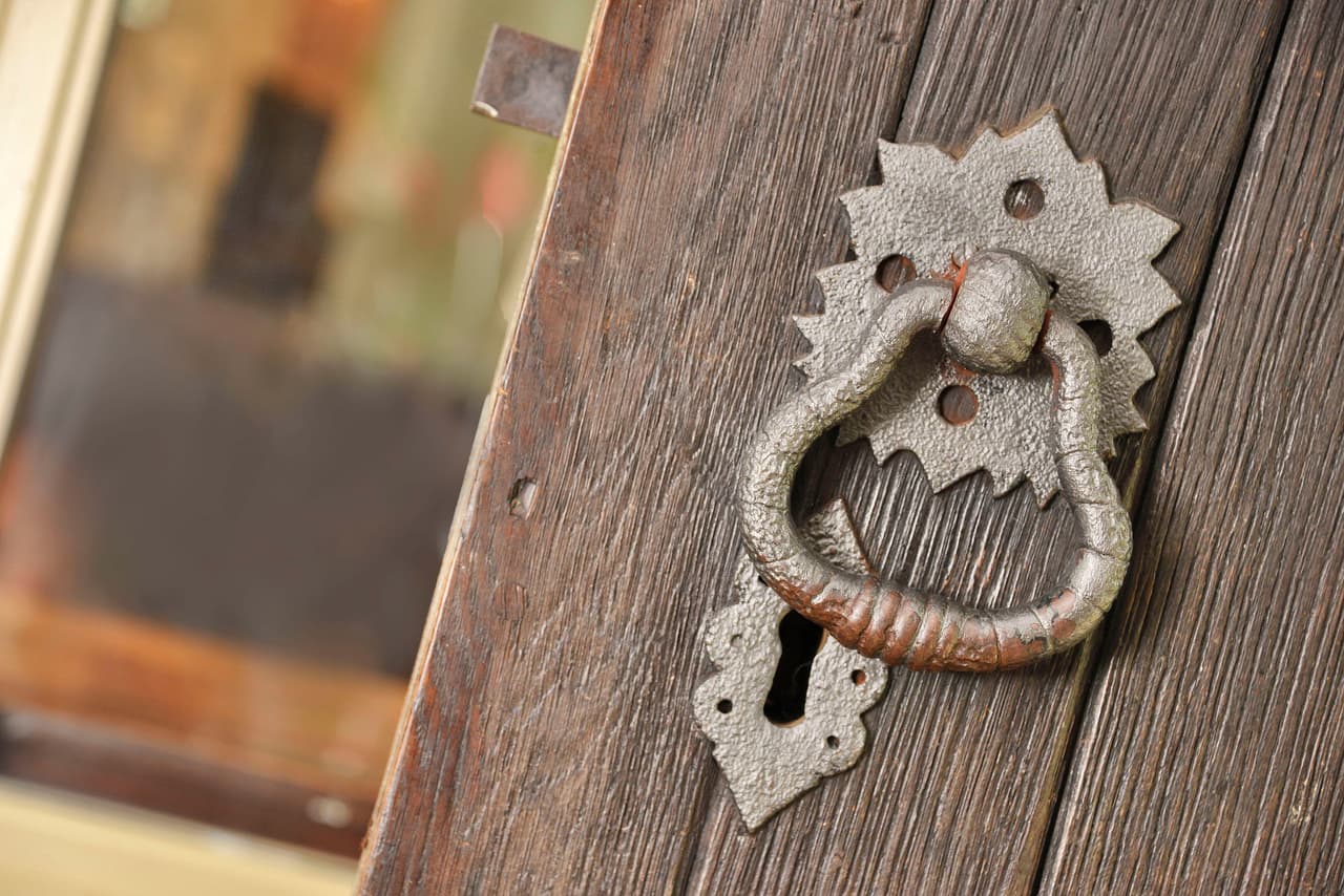 El cementerio que rodeaba la iglesia en 1863 sólo tiene un par de tumbas, el resto se convirtió en un encantador patio de juegos.