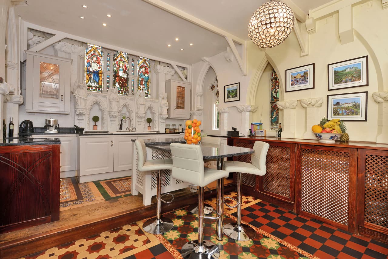 Aunque muchos elementos de la iglesia fueron removidos, aún hoy permanecen algunos que recuerdan a la casa su profunda y angelical historia.