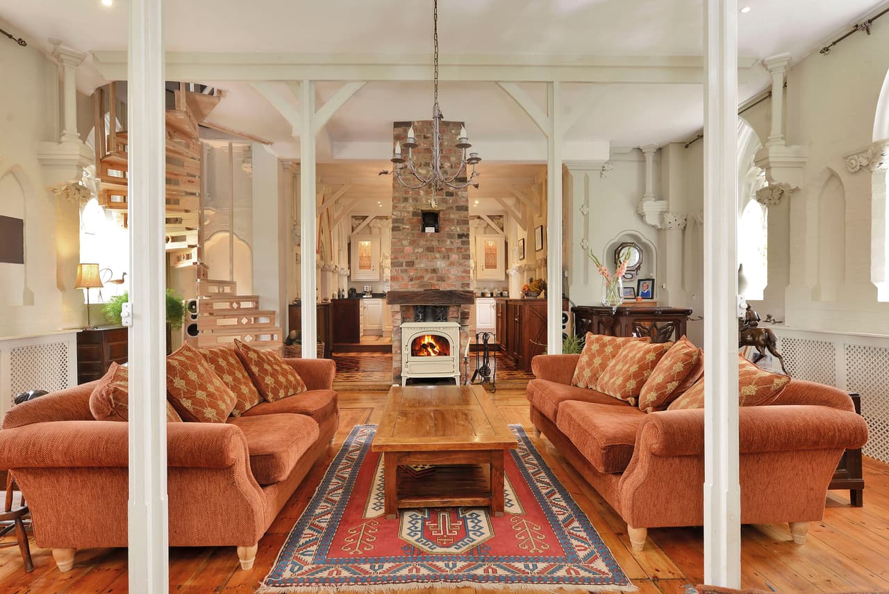 En esta divina casa se encuentra la sala en el altar y no se tiene problemas con los vecinos pues todo está en paz.