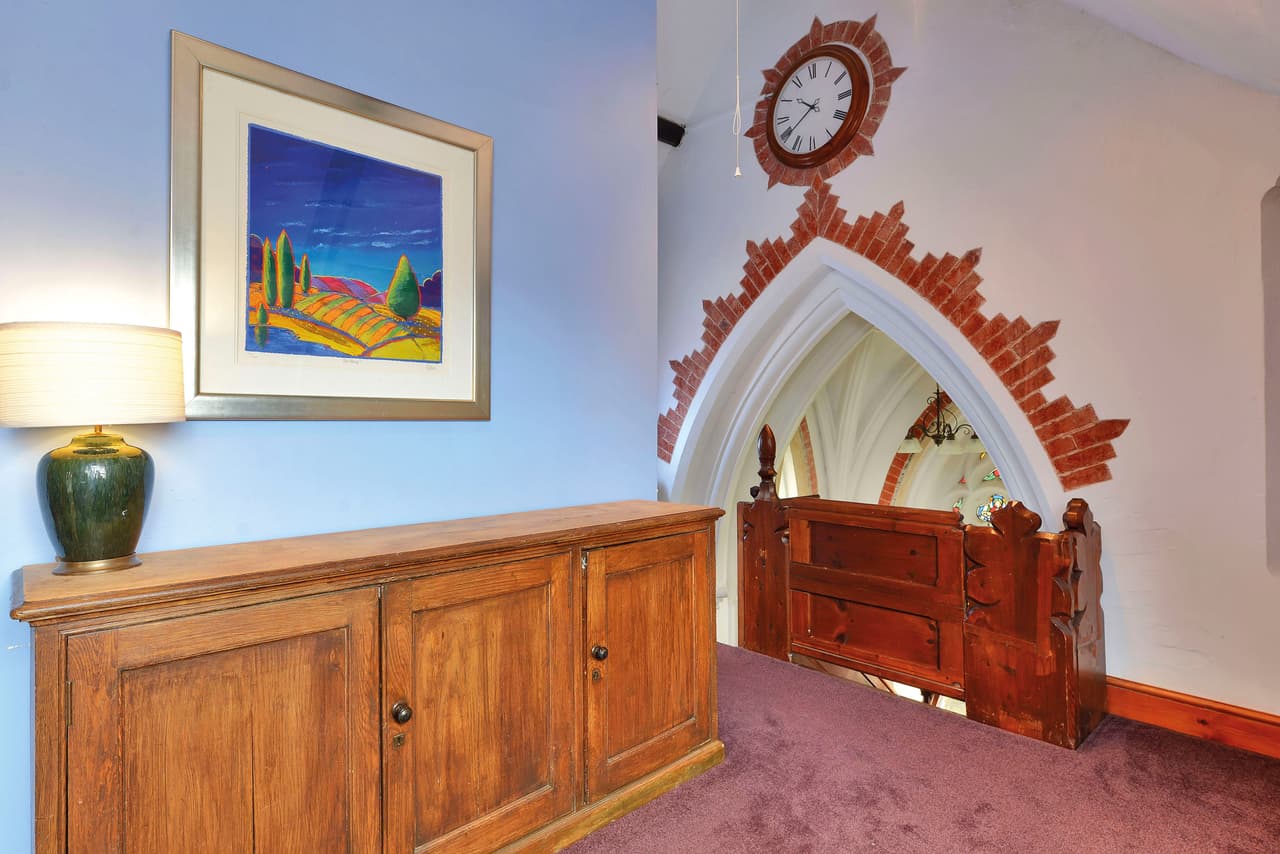 Literalmente una casa se construyó dentro de una iglesia, y este es el resultado.