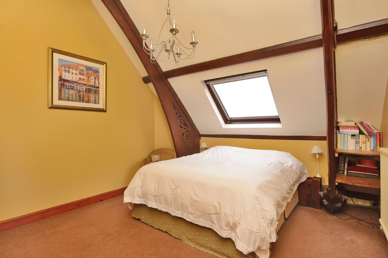 Cada habitación se encuentra debidamente arreglada, aunque aún con un par de elementos de la iglesia.