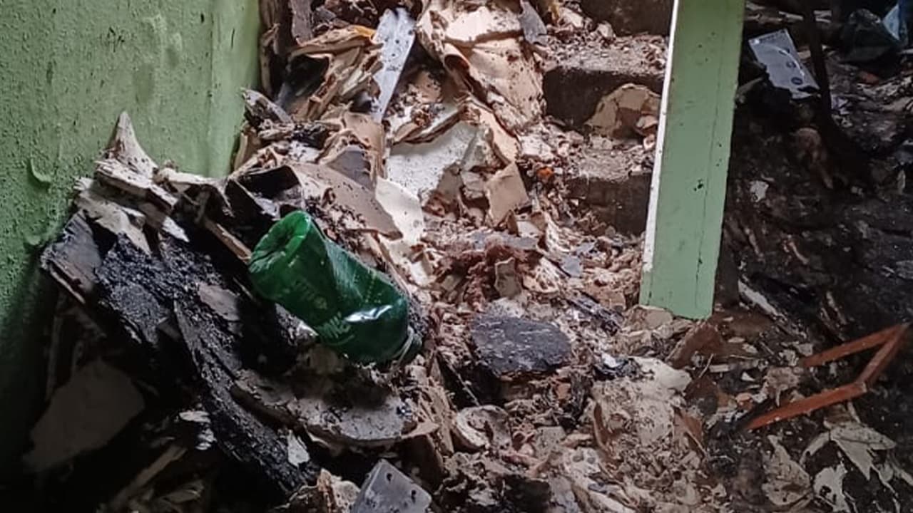 Al regresar al día siguiente a la unidad confirmó que ninguna de sus pertenencias, incluyendo documentos importantes pudieron ser rescatados.