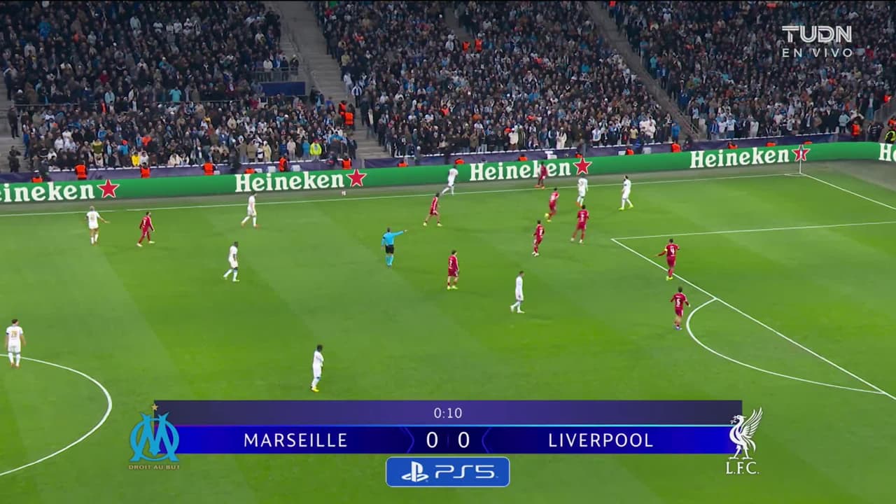 Arranca el partido y la pelota está en juego.