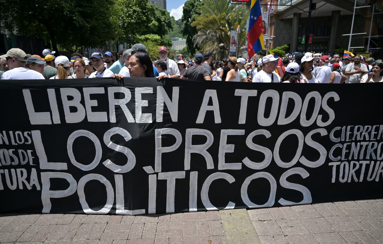 Piden "libertad a los presos políticos", en otra columna de la manifestación.