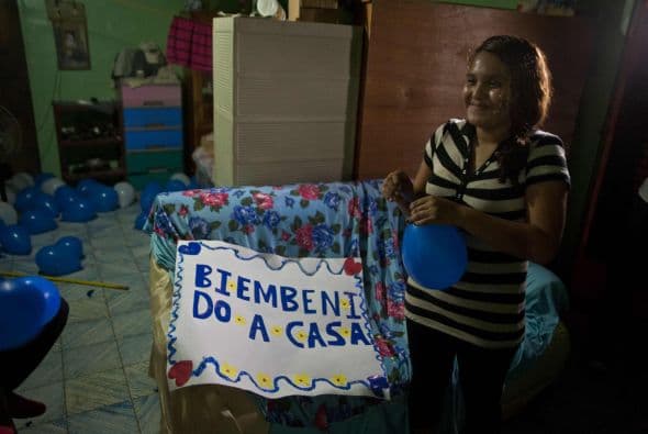 “Biembenido (sic) a casa”, se lee en letras azules en un improvisado cartel que la familia preparó para colgar en la humilde vivienda. Su hija Fátima, de 14 años, infló globos azules y blancos para adornar la pequeña casa.