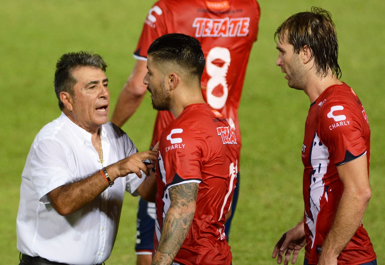 Carlos Reinoso, incómodo con horario de local