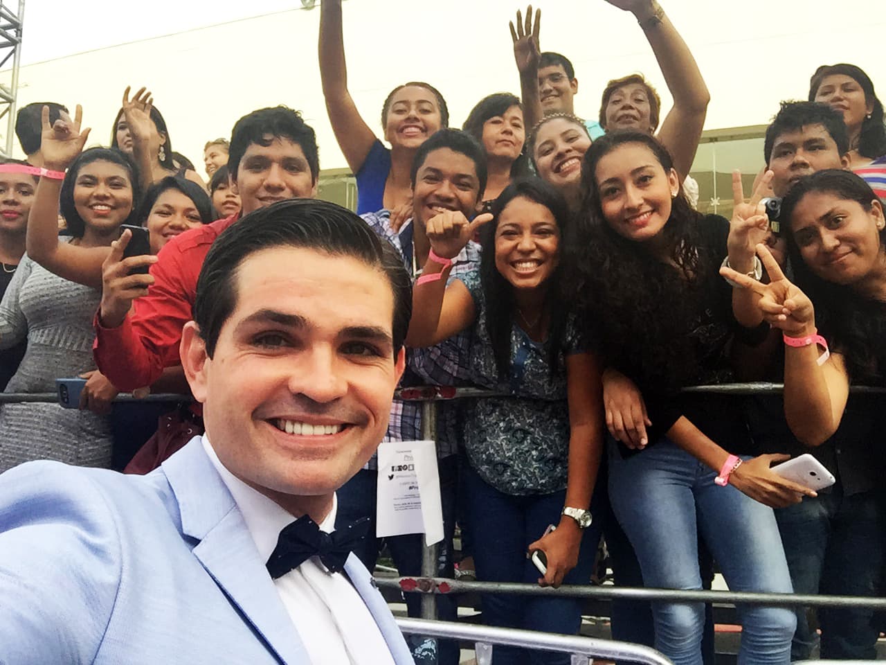 Ferdinando Valencia no se cansó de tomarse 'selfies' durante su paso por la alfombra.