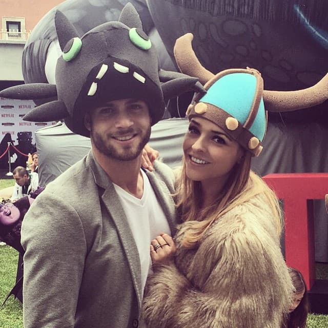 Eso sí, la boda tendrá que esperar un tiempo, porque ambos histriones se encuentran trabajando.