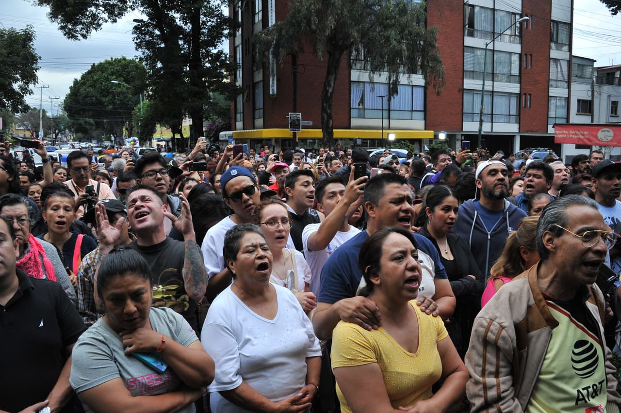 Los fans se acercaron a la colonia Clavería de Ciudad de México, donde está la estatua. Allí, los emocionados vecinos depositaron flores para honrar el artista.