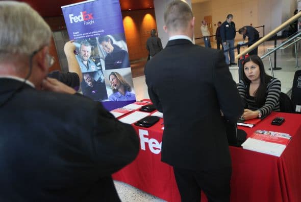 "Trabajamos con el sector público y las Cámaras de Comercio local para convertirse en empleadores", afirmó Schmiegel. "Se ofrecen empleos en todos los niveles de experiencia".