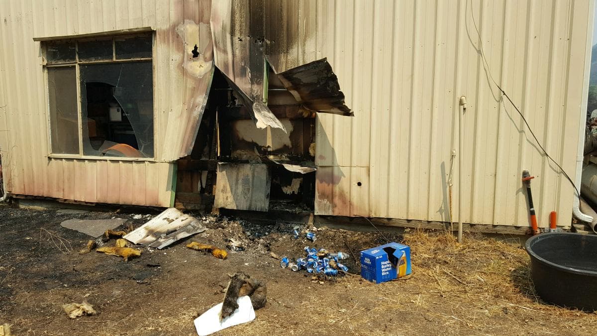 Las latas de cerveza BudLight fueron el último recurso que tuvo Chad Little, residente de Vacaville, California, para apagar el fuego que amenazaba con destruir su casa.
