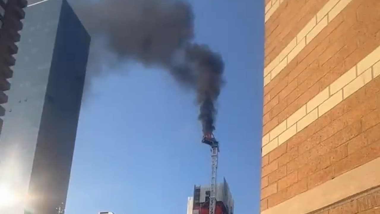 El operador de la grúa estaba levantando varias toneladas de concreto, cuando se presentó el incendio.
<br>