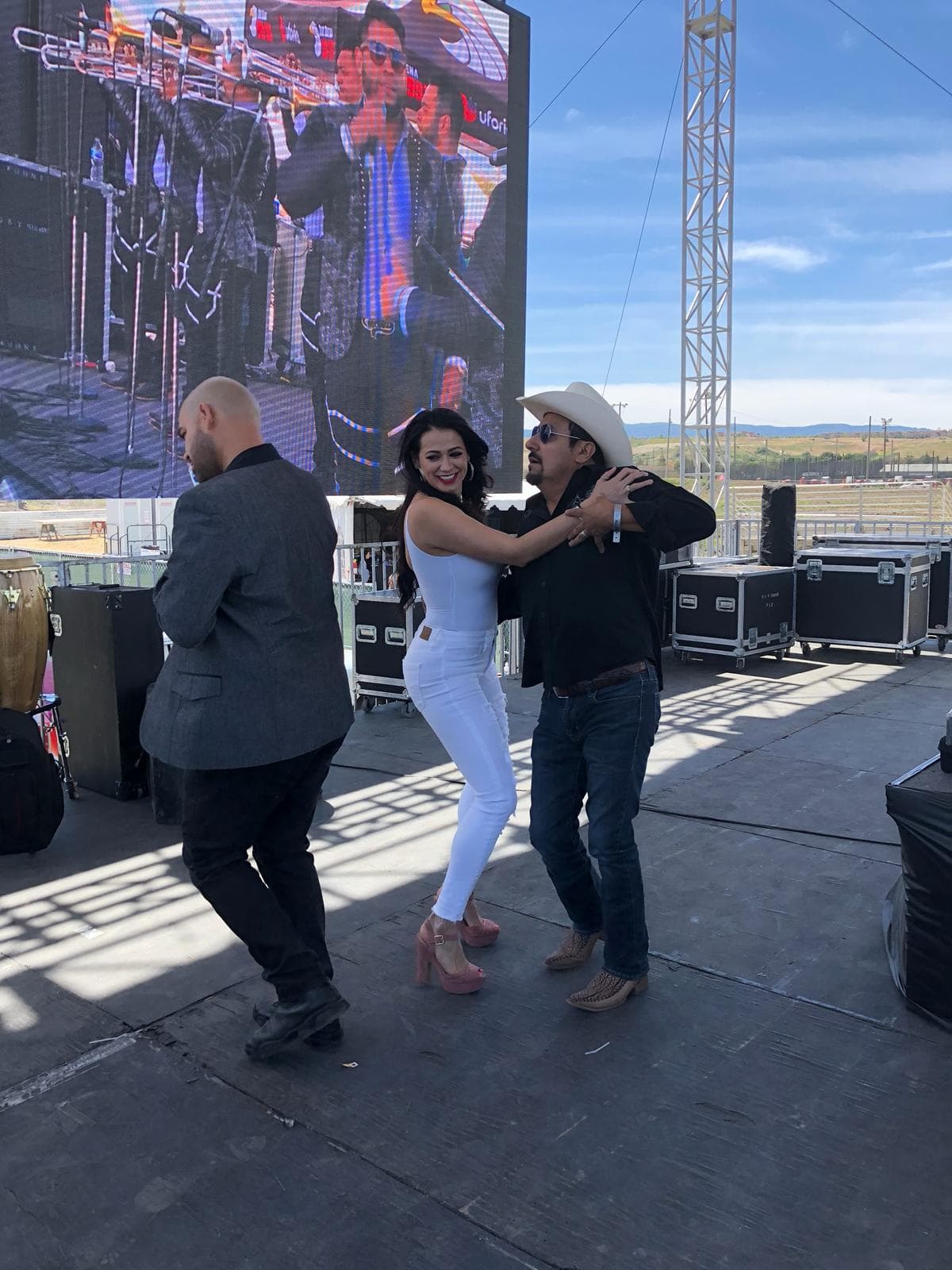 El Feo, como siempre, se mete y se 'robó' a Carlita para también bailar con ella.