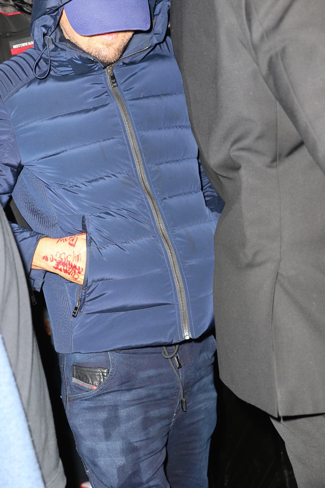 Notamos que en su mano tenía algo escrito con un marcador rojo "Climate Change" y "México Love".