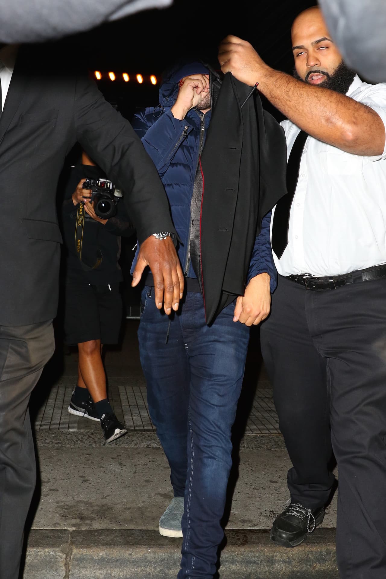 Una guapa y misteriosa "amiguita" estaba con él.