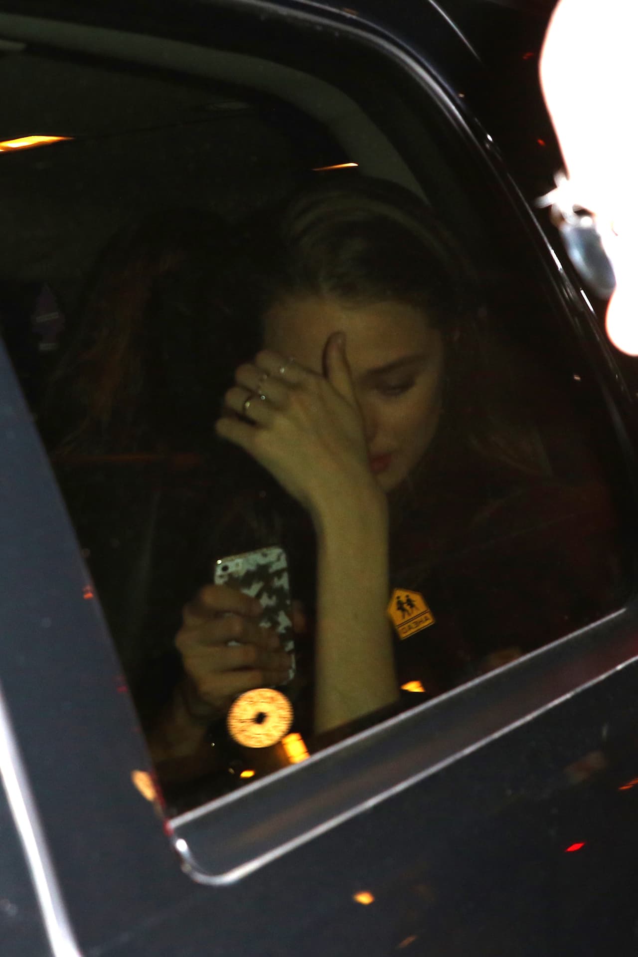 Ella también se ocultó de los indiscretos paparazzi.