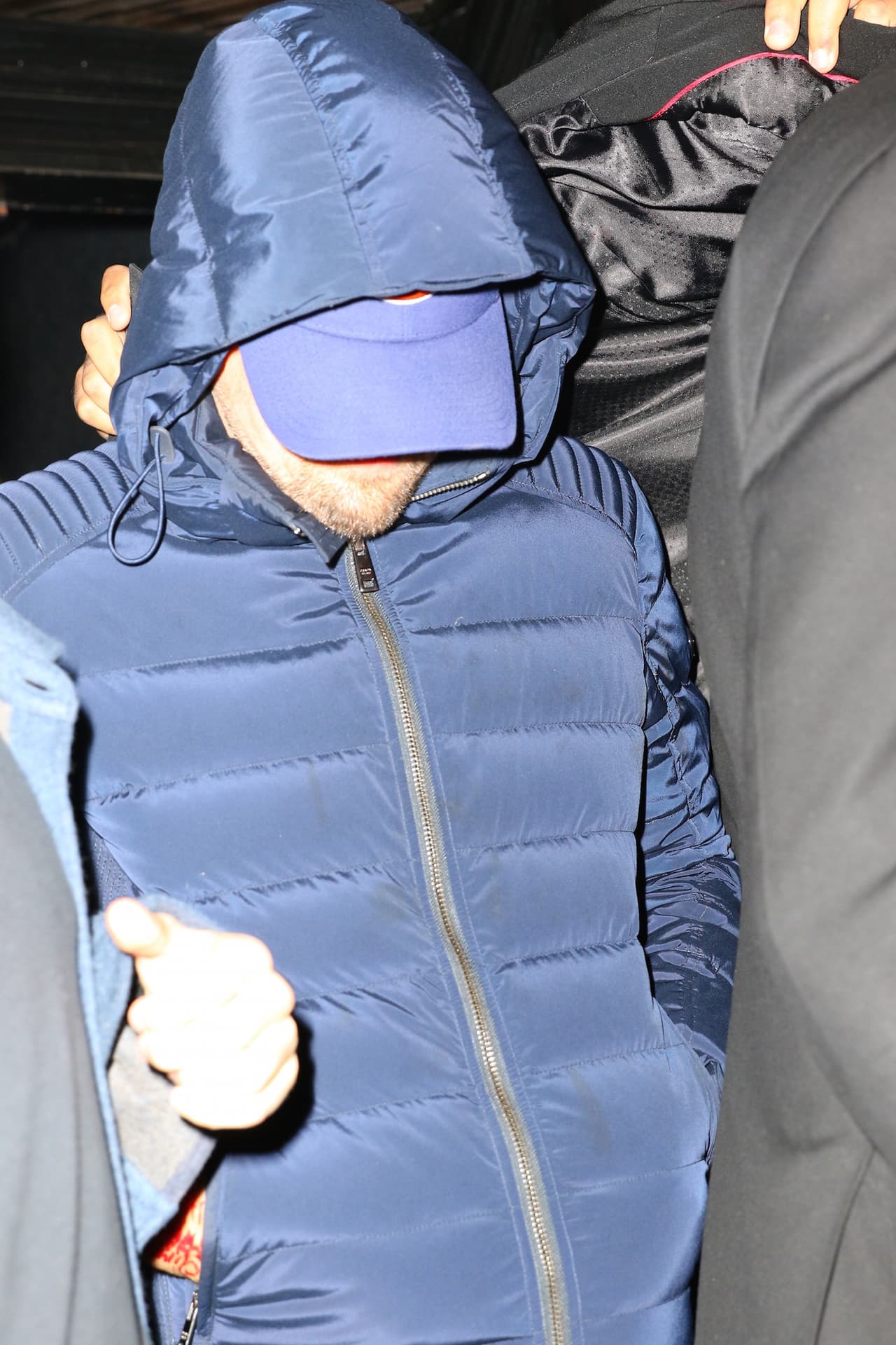 Intentó ocultarse bajo su gorra.