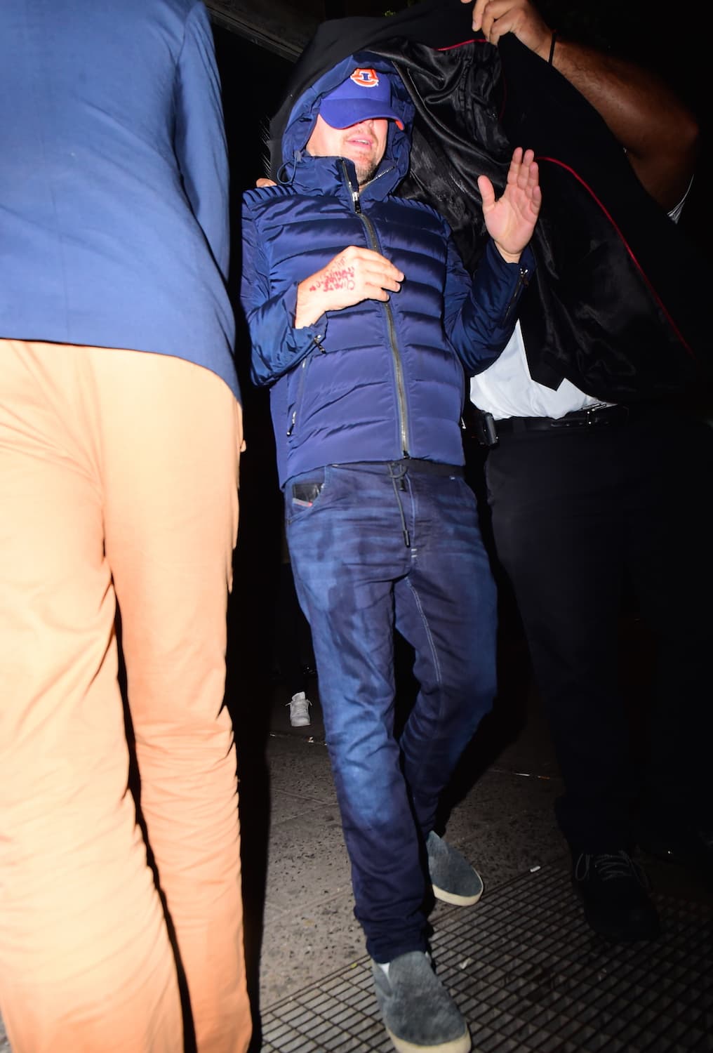 Leonardo DiCaprio una vez más intentó huir de los paparazzi.