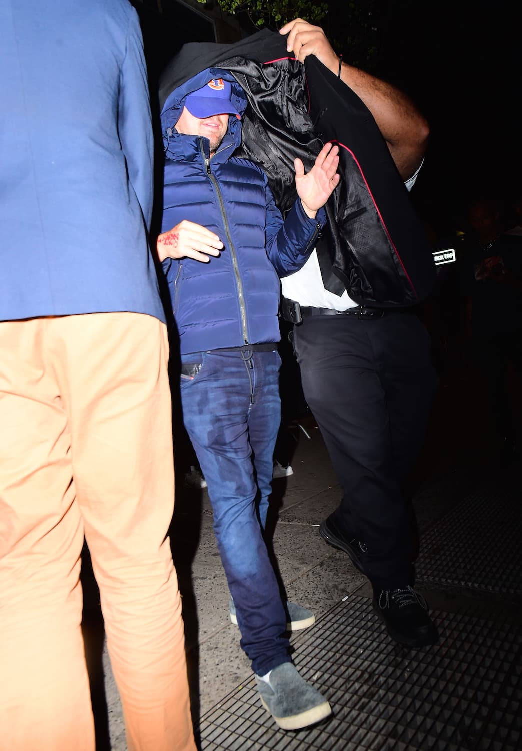 NO veía ni por donde caminaba.