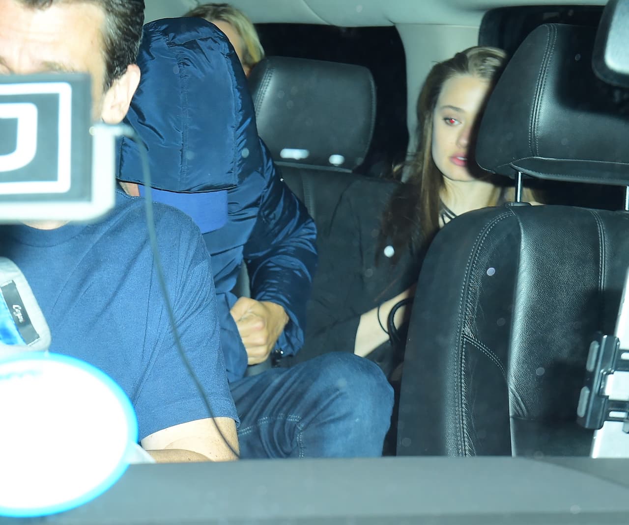 La chica salió corriendo al automóvil.