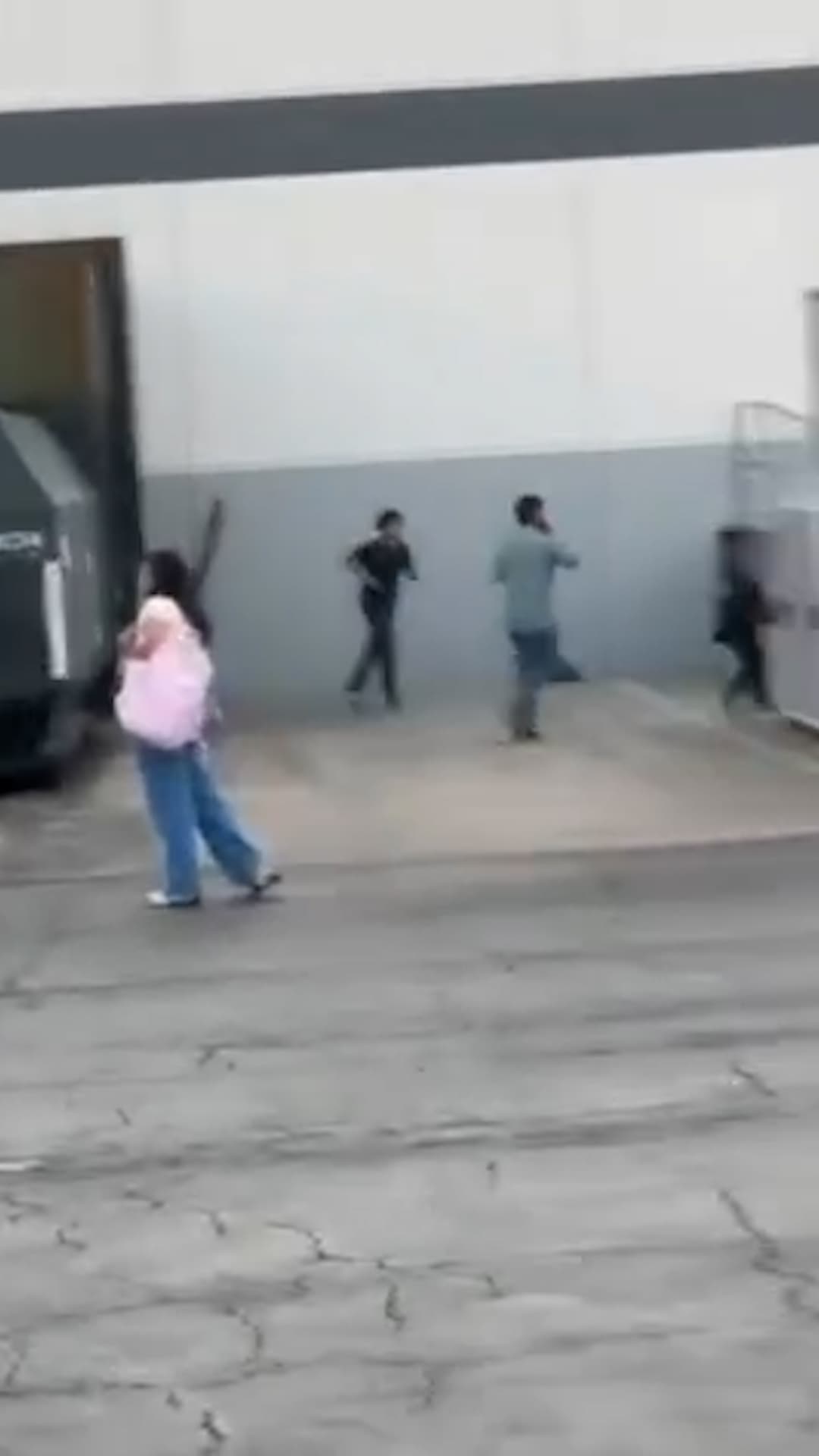 Operativo de ICE sorprende a trabajadores en fábrica de Illinois