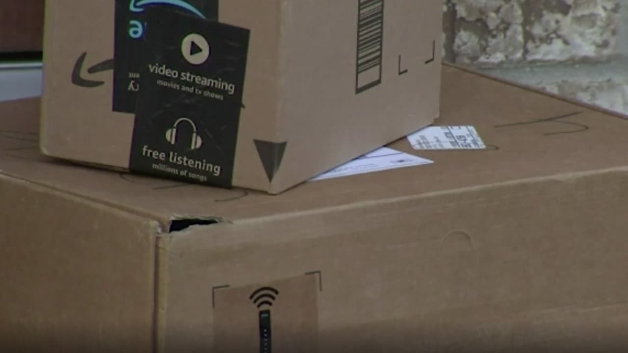 En 2022 desde el Día de Acción de Gracias hasta Navidad, la Oficina de Correos del país entregó más de 13 mil millones de paquetes. Expertos aseguran que dejar cajas a la vista es la oportunidad perfecta para que delincuentes se disfracen de “Grinch” y se lleven esas compras.