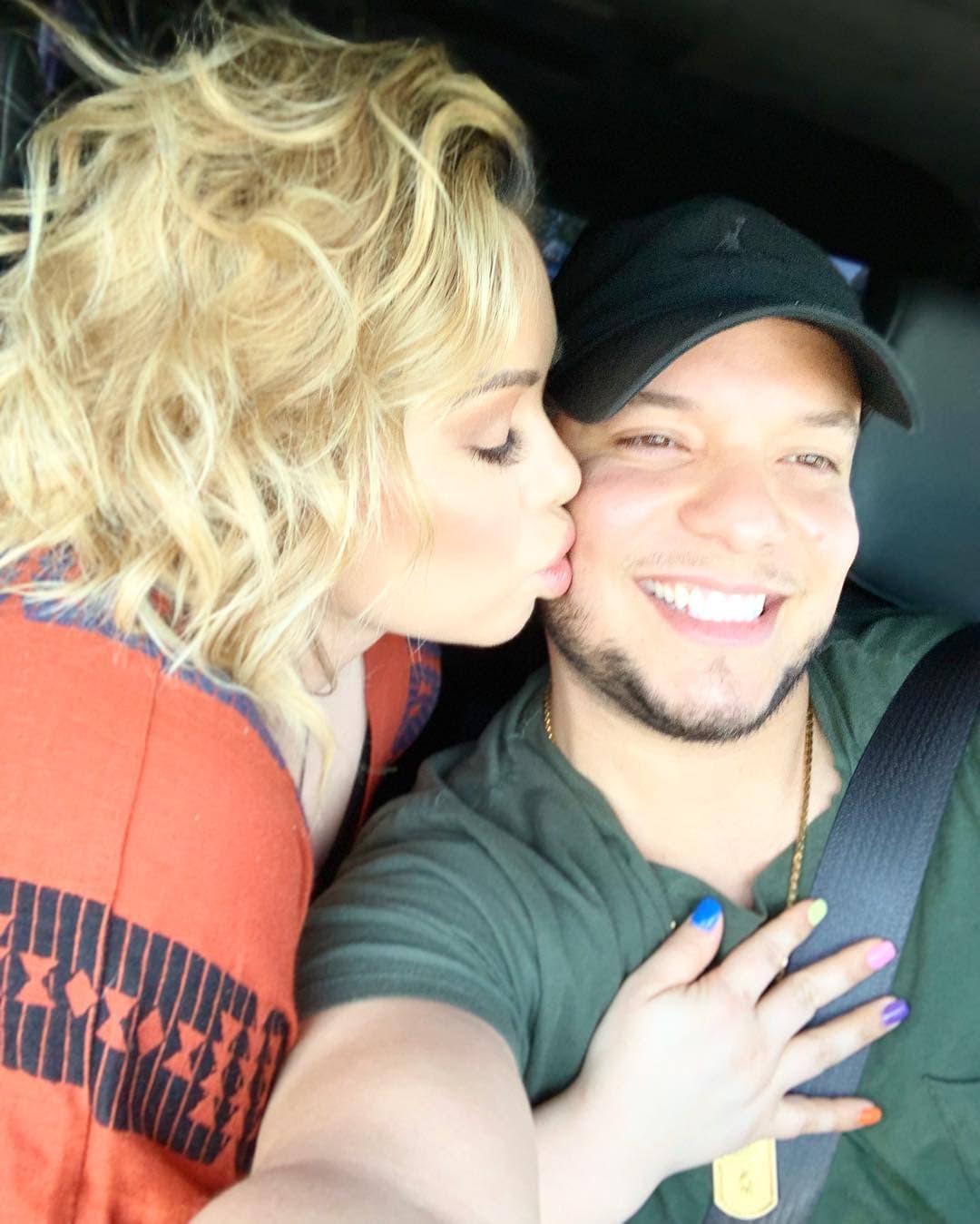 "Es una canción que yo se la regalé como sorpresa el día de nuestra boda. La jalé para la pista de baile enfrente de todos nuestros familiares y le canté esta canción y la bailamos", comentó el cantante en el programa Hoy el jueves pasado.