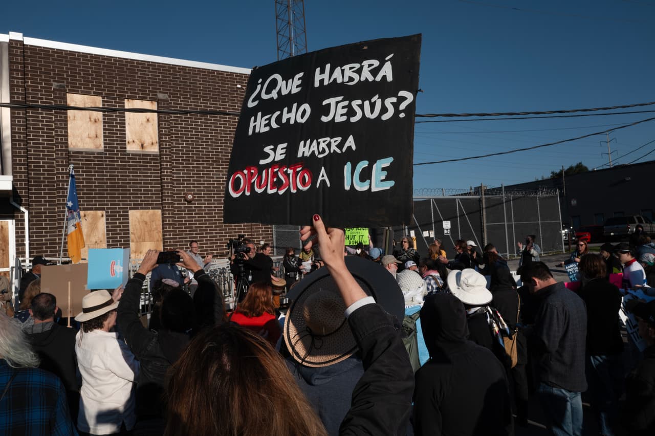 Este 
<a href="https://www.univision.com/local/chicago-wgbo/impiden-entrada-de-congresistas-a-centro-de-procesamiento-de-ice-en-broadview-illinois-video">centro de procesamiento en Broadview </a>ha sido escenario histórico de protestas, pero ahora podría estar activo las 24 horas en el reforzamiento de las políticas de inmigración del presidente Trump.
<br>