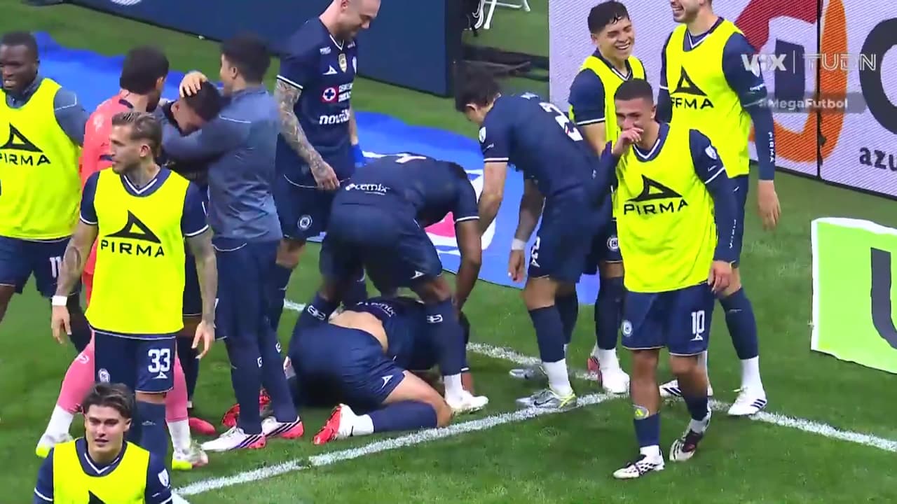 ¡El 'Toro' Gabriel Fernández firma el cuarto de Cruz Azul sobre el América!