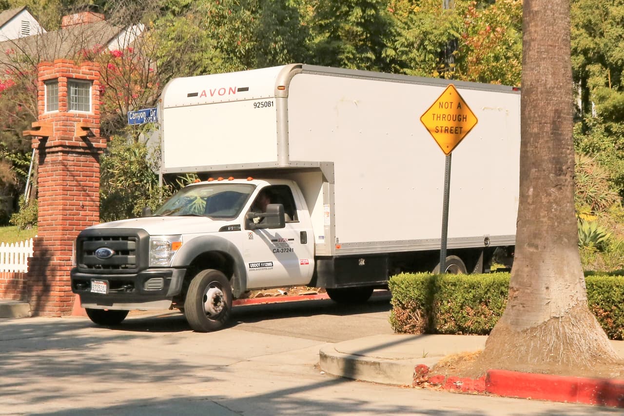 La ex pareja no ha perdido el tiempo, los camiones de mudanza ya llegaron a las puertas de la mansión de los actores.