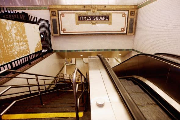 "Tenemos el sistema de transporte colectivo más grande del mundo y ellos tienen que esperar hasta las 6 a.m." para reabrir, dijo Thomas, moviendo la cabeza en gesto de incredulidad.