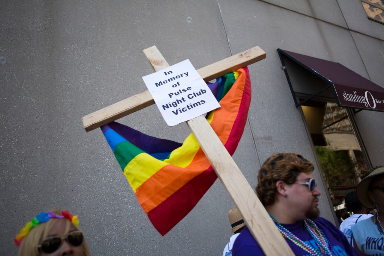 "Tenemos el corazón roto": la comunidad LGBT reacciona a la masacre de Orlando