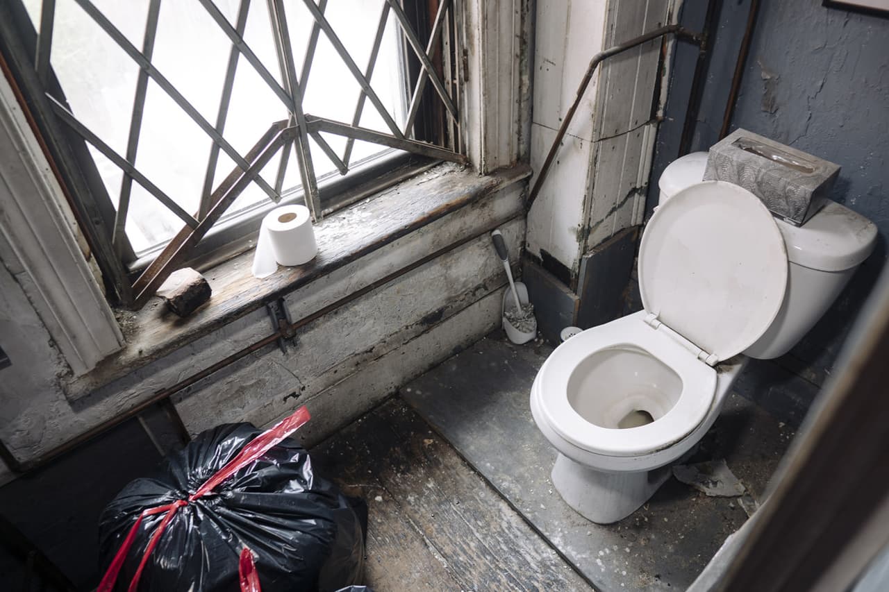 Ella vivía allí con otras tres aspirantes a actriz por solo $ 16 por mes sin calefacción, lavamanos ni bañera