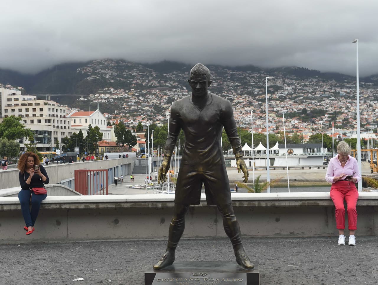 No obstante, también en Portugal, está la estatua del jugador en el museo CR7.