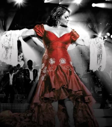 Con espléndidos vestidos, la inolvidable Jenni Rivera lucía el arte mexicano con elegancia y distinción en cada uno de sus conciertos.