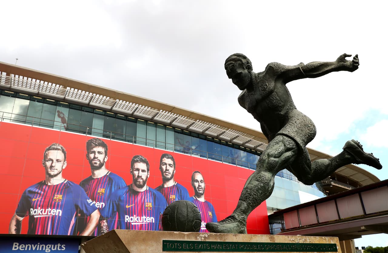 Aunque Messi es histórico en Barcelona, en las afueras del estadio Camp Nou es Kubala quien tiene una estatua.