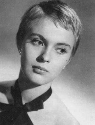 La hermosura de Jean Seberg la catapultó a la fama en Hollywood y Europa. Tuvo amoríos con personalidades como Clint Eastwood, Jean Paul Belmondo y Carlos Fuentes (casado entonces con Rita Macedo), pero no pudo superar un colapso mental y se suicidó en París en 1979 a los 40 años de edad.