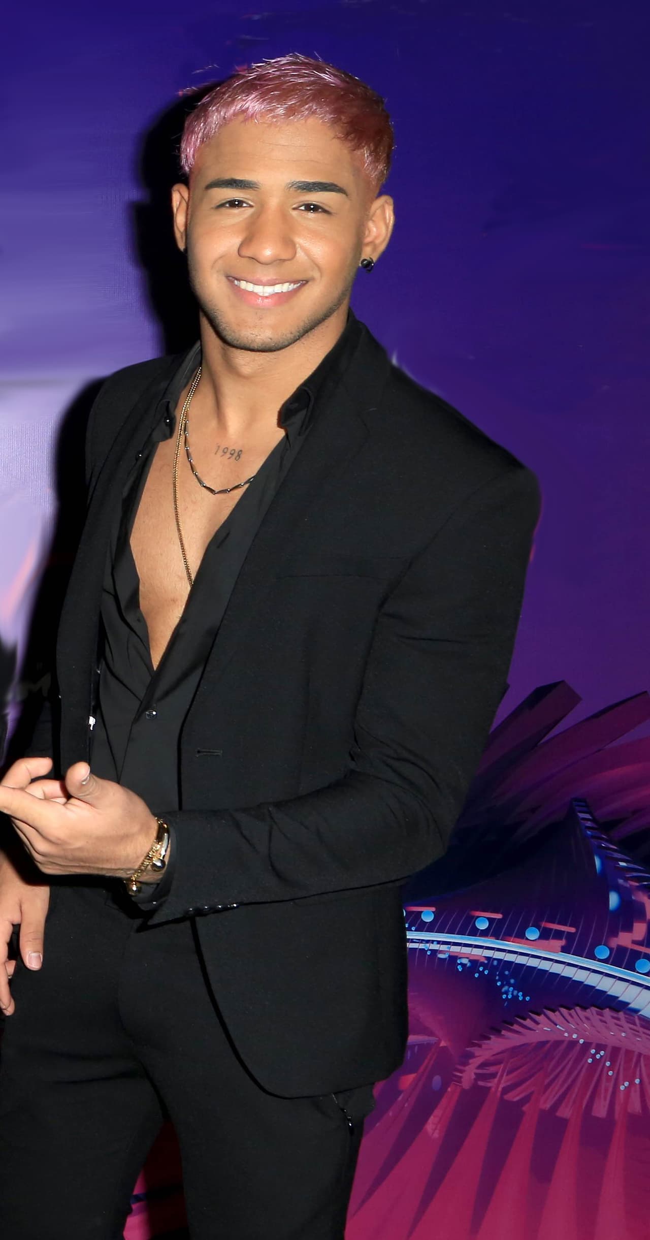 Este año, sin embargo, Richard nos sorprendió al teñirse de rosa el cabello.