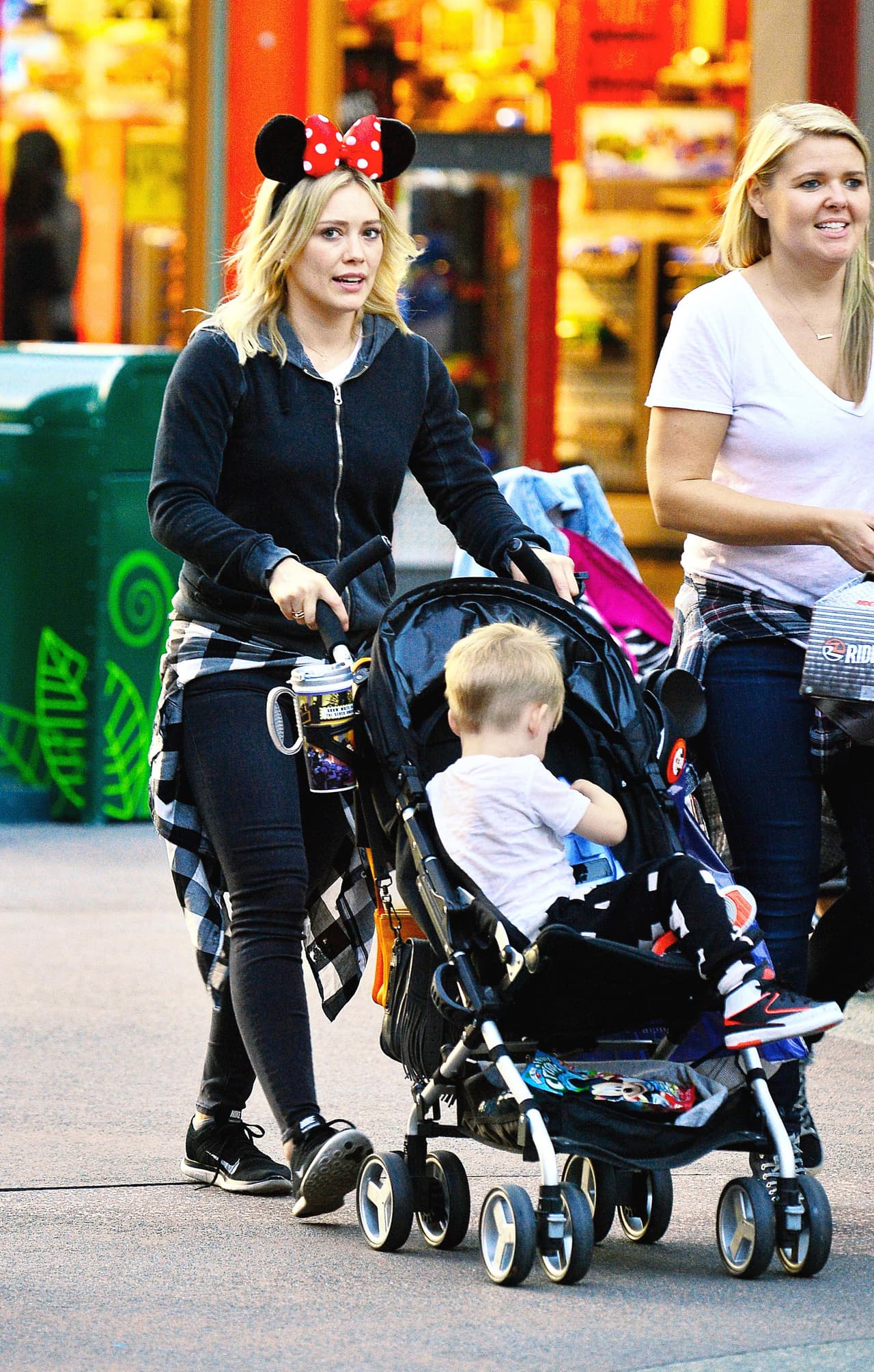 En tanto, Luca parecía muy atareado con su coche.