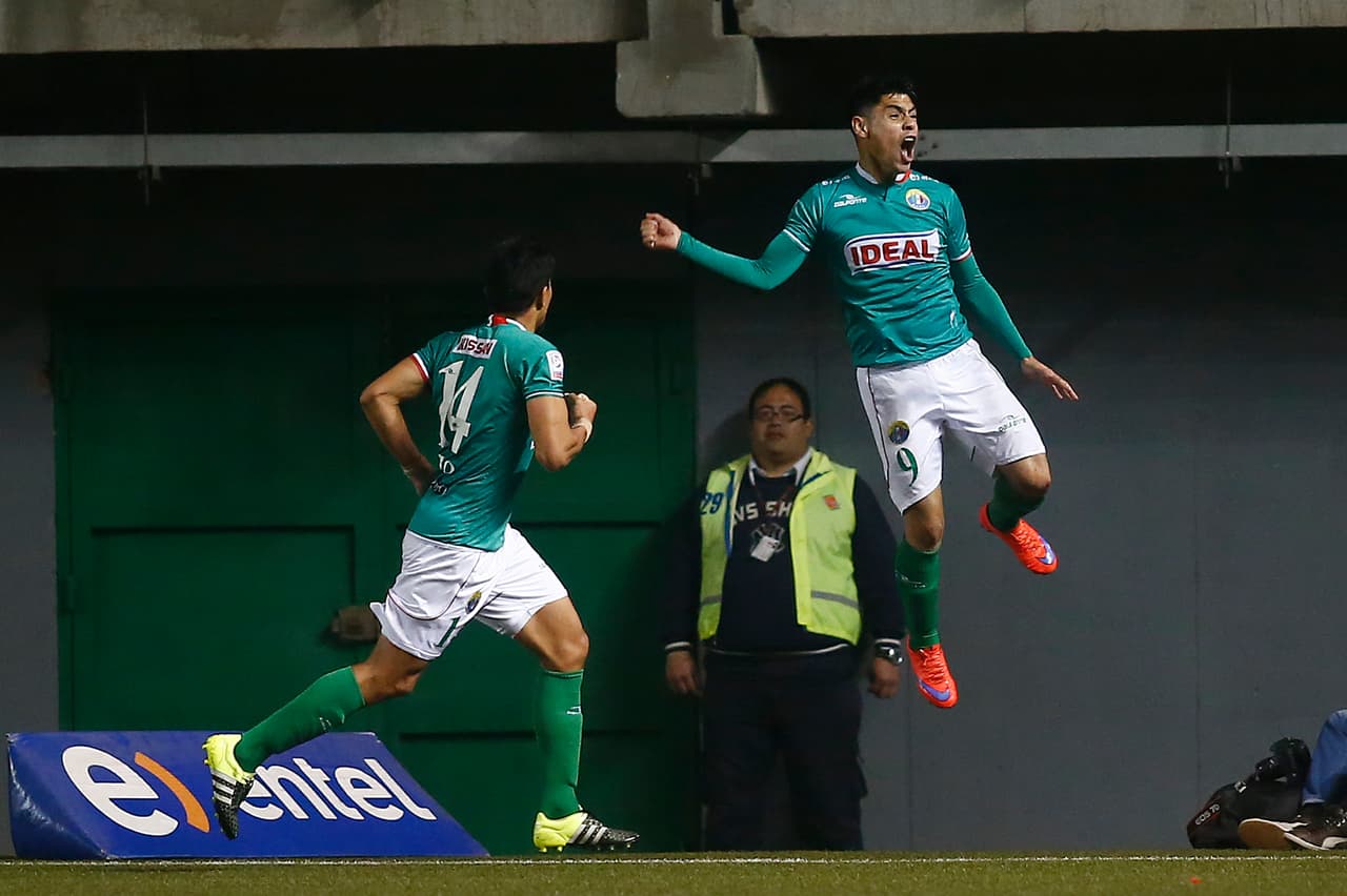 Con 24 años, la larga experiencia de Mora como profesional comenzó en el Audax Italiano de su país. Allí hizo divisiones menores y tuvo sus primeros sorbos de competencia con el equipo B.