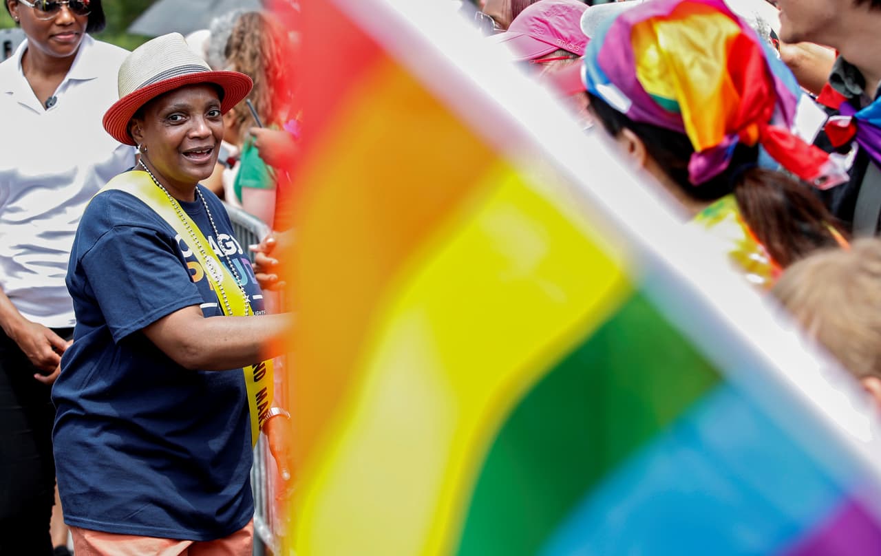 Lori Lightfoot, la primera alcaldesa negra y lesbiana de Chicago, participó también en la caminata con motivo del 50mo aniversario del día del Orgullo.