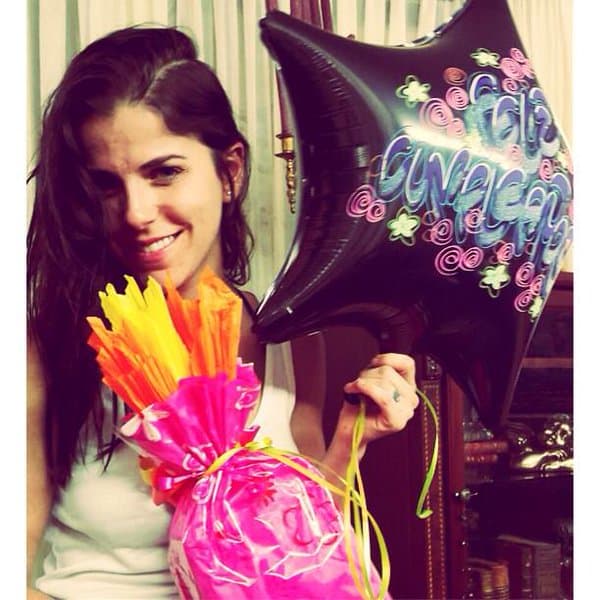 Toda su infancia la estudio en escuela de mujeres, por lo que no tenía amigos hombres hasta que cumplió 15 años.