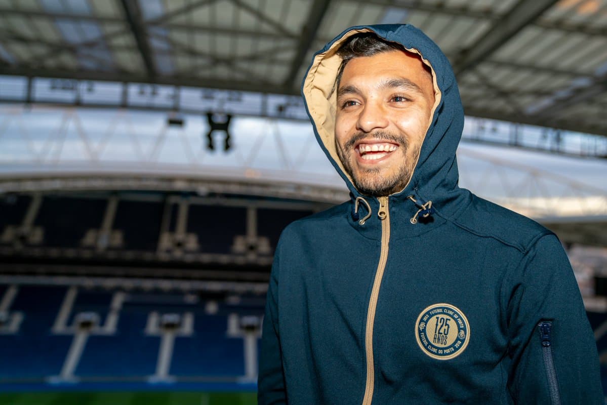 Mientras Héctor Herrera podría marcharse del Porto a corto plazo, Tecatito Corona seguirá en el fútbol de Portugal.