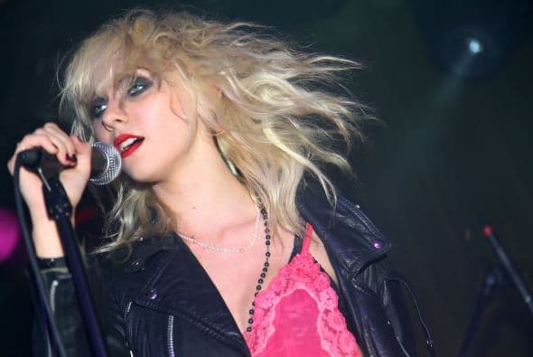 Para celebrar sus 16 años, en julio de 2009, tocó con su banda The Pretty Reckless en Nueva York. Más videos de Chismes aquí.