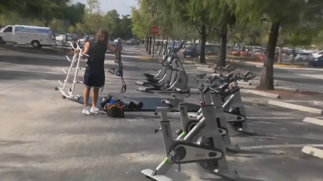 Su solución fue sacar los equipos al estacionamiento del centro comercial donde está ubicado el gimnasio, para que sus clientes se ejercitaran, pero la policía acudió al lugar y lo arrestó.
<br>