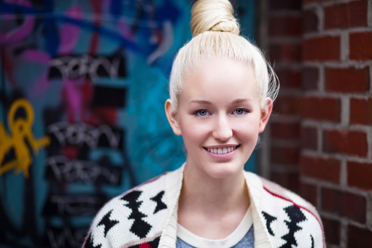 <b>Megan Rotatori, estudiante de la Universidad de Vermont</b>: “Creo que hay un gran estereotipo de cómo se ve alguien que sufre de enfermedades mentales. Siento que la mayoría de mis amigos y familiares, incluso quienes conocen lo que me ha pasado, no me ven como alguien que sufre de enfermedades mentales. Pasé por muchos diagnósticos, no podían descifrar qué era lo que tenía. Creo que mi vida ha sido mucho más dura de la de otras personas. Me violaron a los 14 años y nunca lo dije a nadie. Lo reprimí en mi mente, ni siquiera pensé en eso. En ese momento la depresión empeoró. Ya en la secundaria comencé a auto-infligirme daño. Todo se fue de control. Estaba medicada contra la depresión pero creo que abusé de ella para intentar sentirme mejor. Nunca pensé que era adicta a las drogas, pero creo que fue eso. Llegó un punto en que sentí que no me quedaba nada y fue ahí cuando terminé en la sala de emergencia debido a una sobredosis de medicinas”.