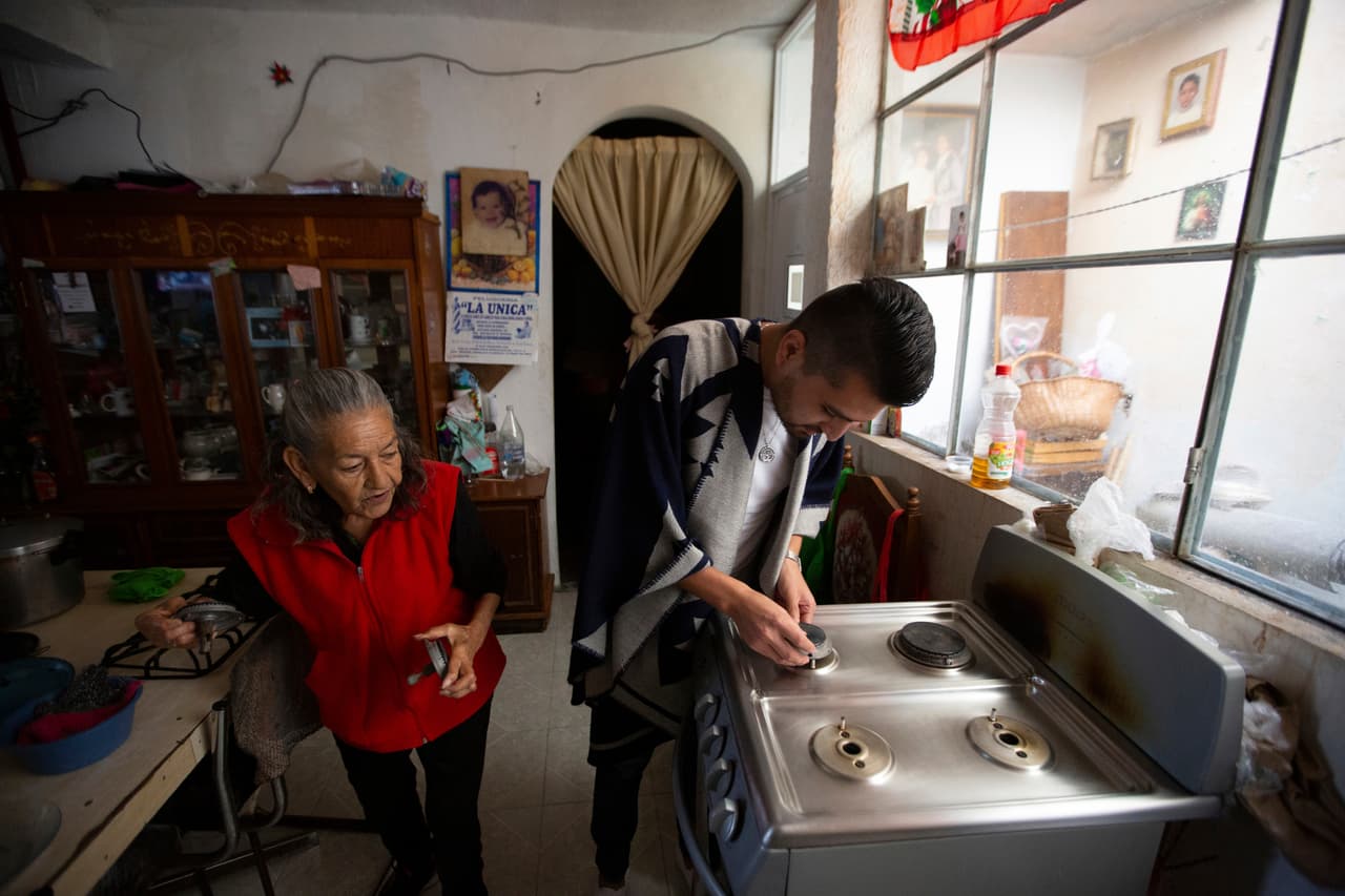 Ayudar a superar el paso por una unidad de cuidados intensivos
<b> </b>es algo que la sanidad pública mexicana no puede darse el lujo de ofrecer debido al frágil sistema de salud del
<b> </b>
<a href="https://www.univision.com/temas/mexico-city">país</a>
<b>. </b> El doctor Juan Antonio Salas lo hace por gusto, creando vínculos de confianza con los sobrevivientes. La señora Borja le pide ayuda con la estufa de su casa después de la revisión médica.