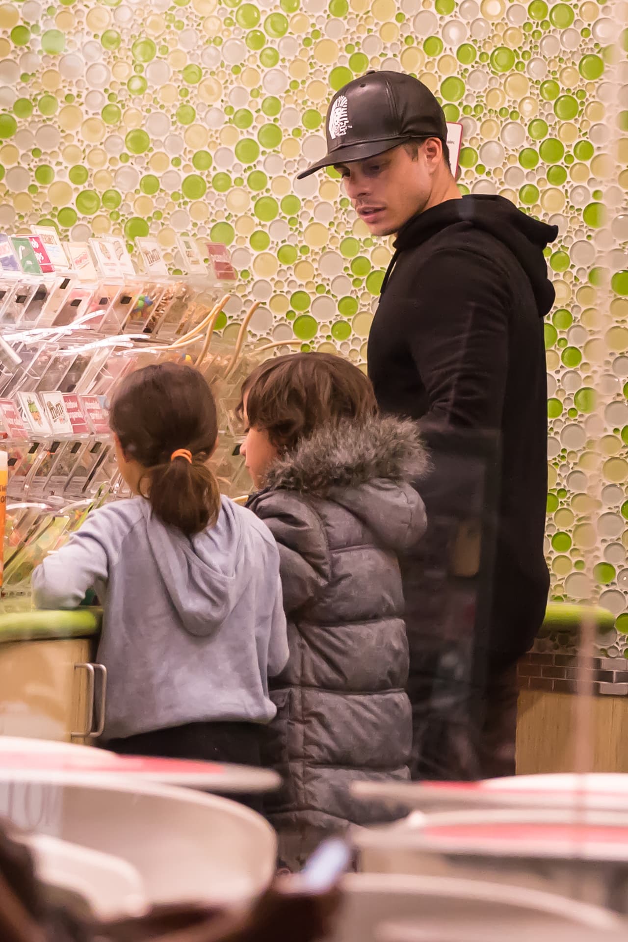 Casper llevando a los mellizos por un helado.